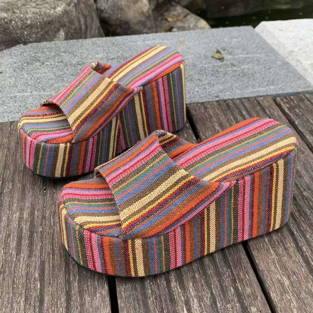 T588-1121 Thick soled slippers are versatile and retro for wearing on the outside