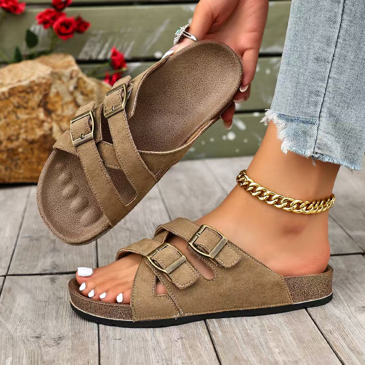 T588-1120 Thick soled slippers are versatile and retro for wearing on the outside