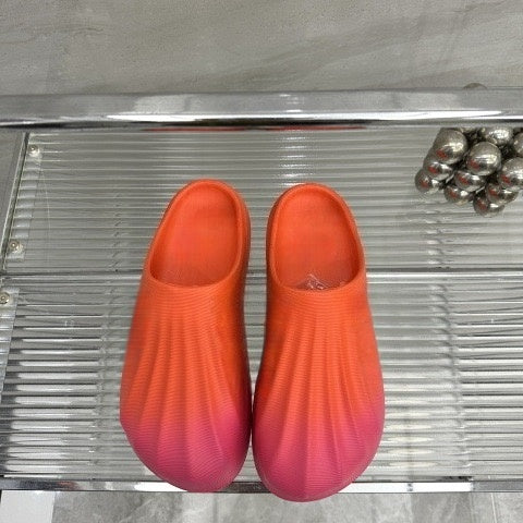 T588-966 Loose colored thick soled sports shoes