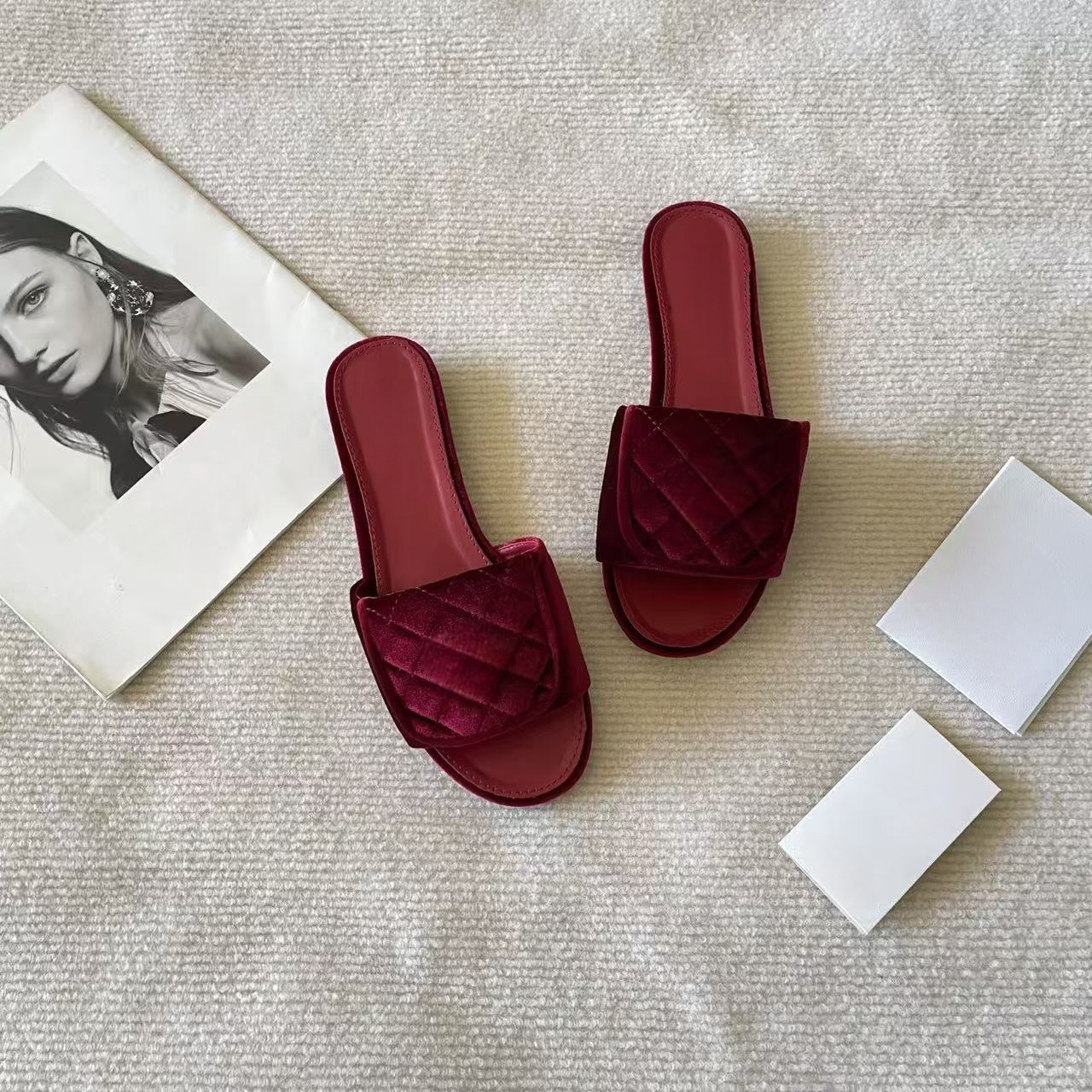 T588-1252 Flat bottomed slippers for casual wear with a straight drag