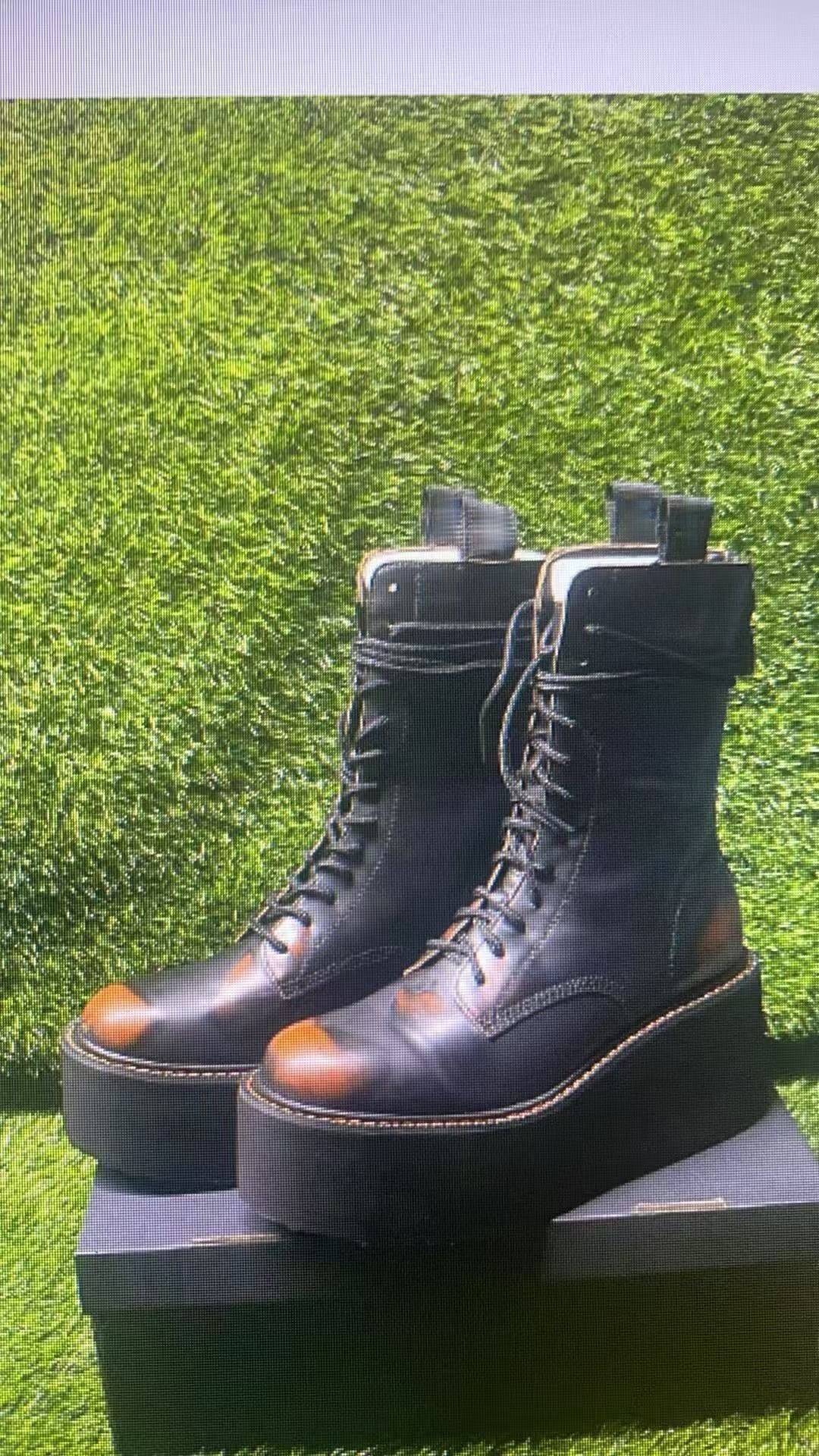 T588-854 Thick soled women's lace up Martin boots