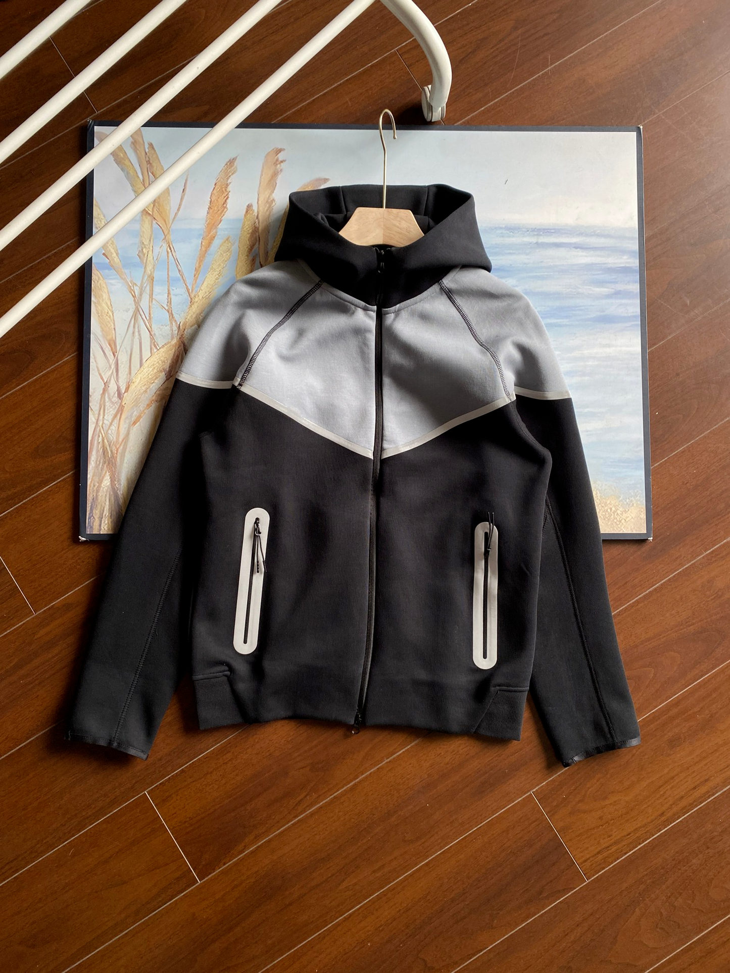 T588-882  Color blocked sports top hooded      only   top !!!