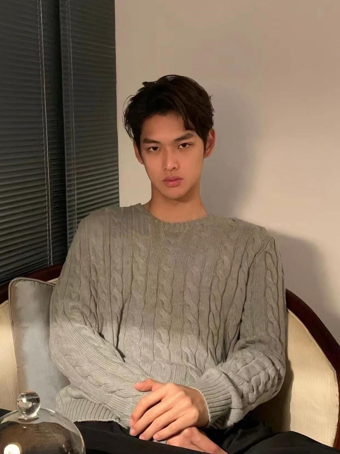 T588-877 Men's knitted sweater with long sleeves and loose fit