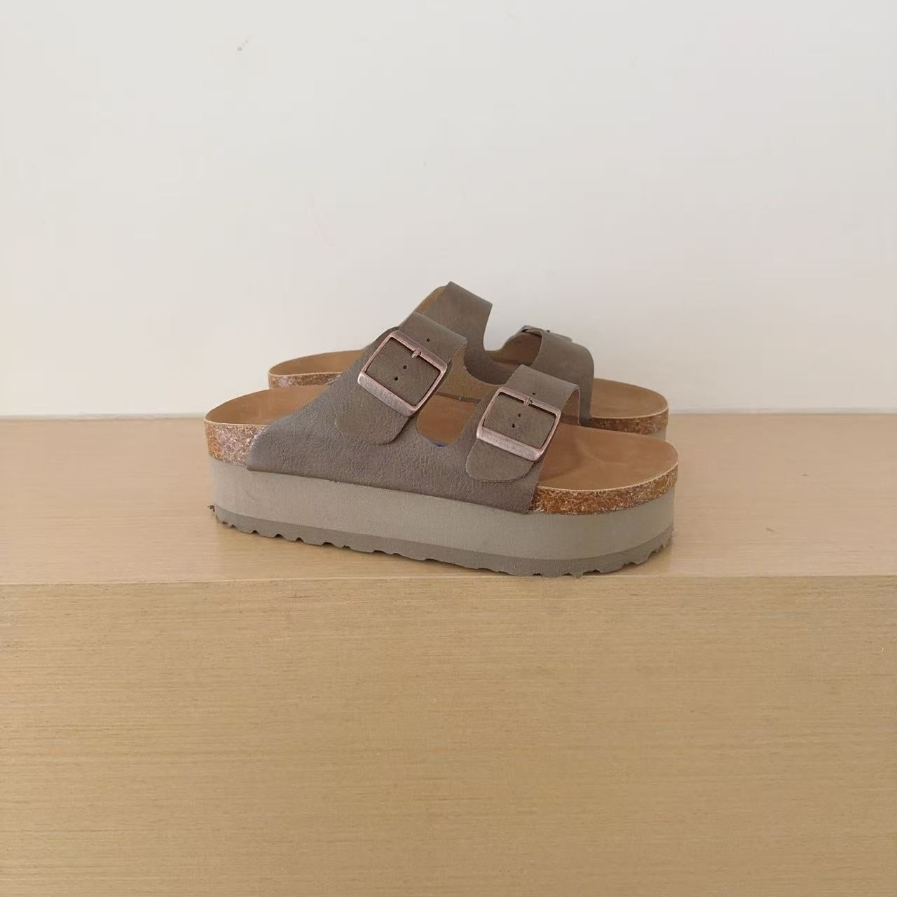 T588-1084 Thick soled sandals without heels for outdoor wear, summer trend