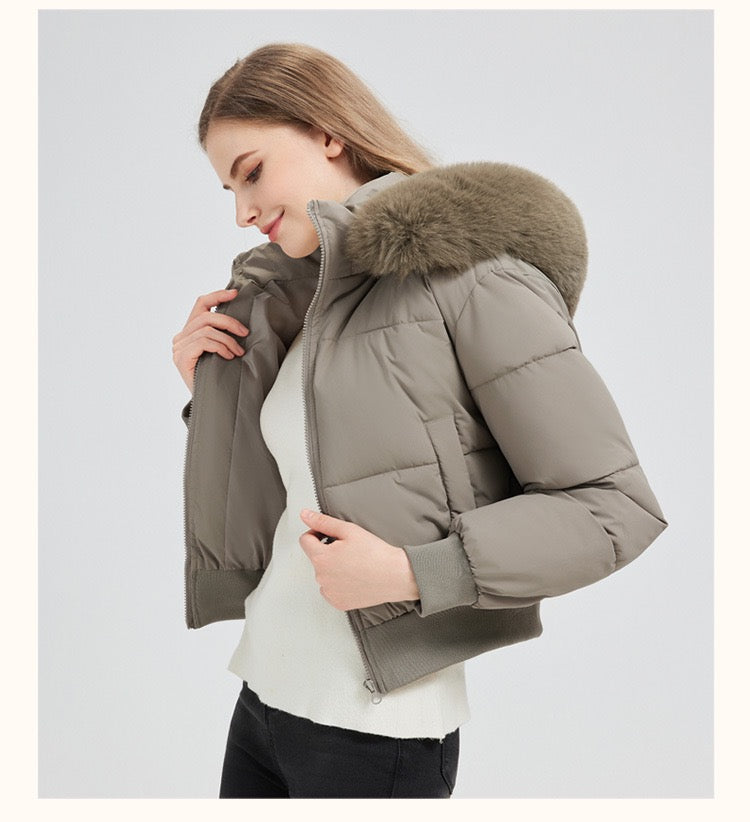 T588-739   Winter women's coat with large fur collar for warmth