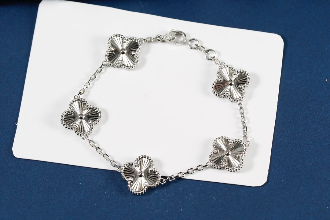 T588-707    Four leaf clover and five flower bracelet, fashionable and versatile   -SS