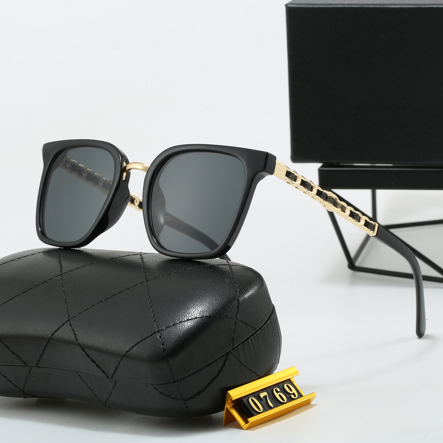 T588- 1213 Large frame sunglasses are versatile and personalized