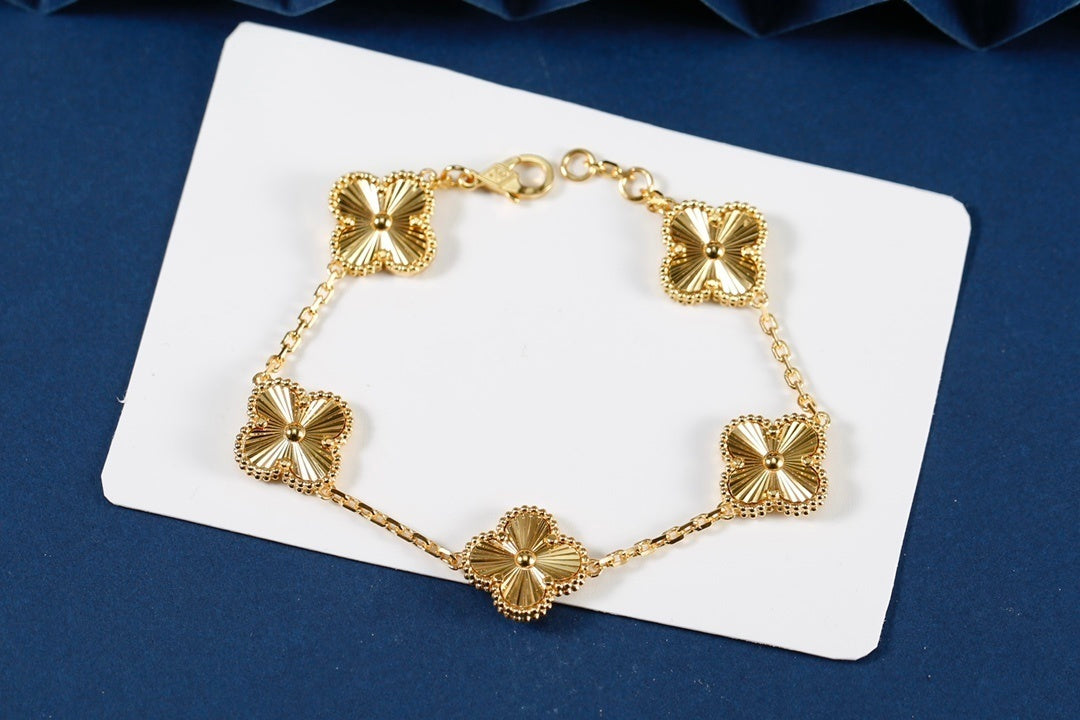 T588-707    Four leaf clover and five flower bracelet, fashionable and versatile   -SS