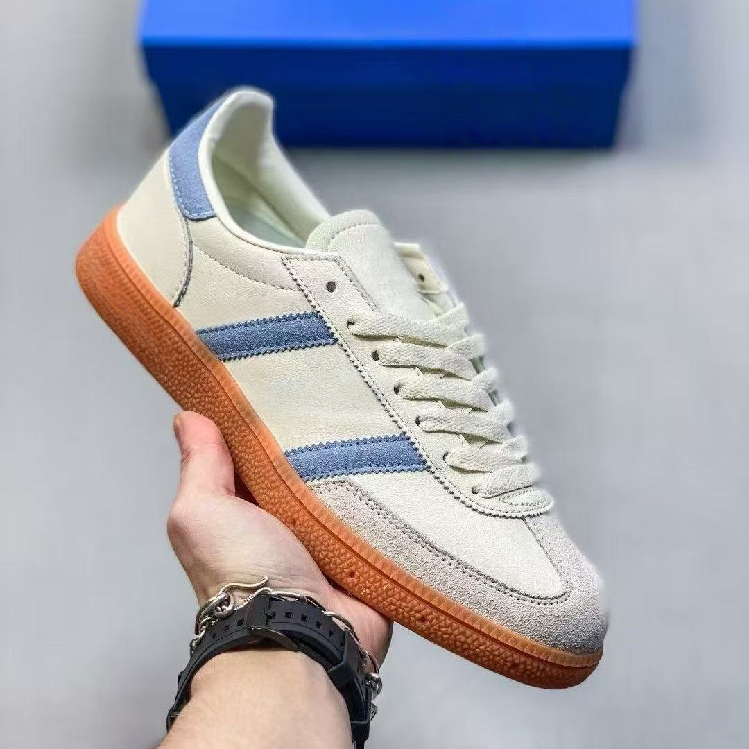 T588-1230  Casual, loose, comfortable, soft soled sports shoes