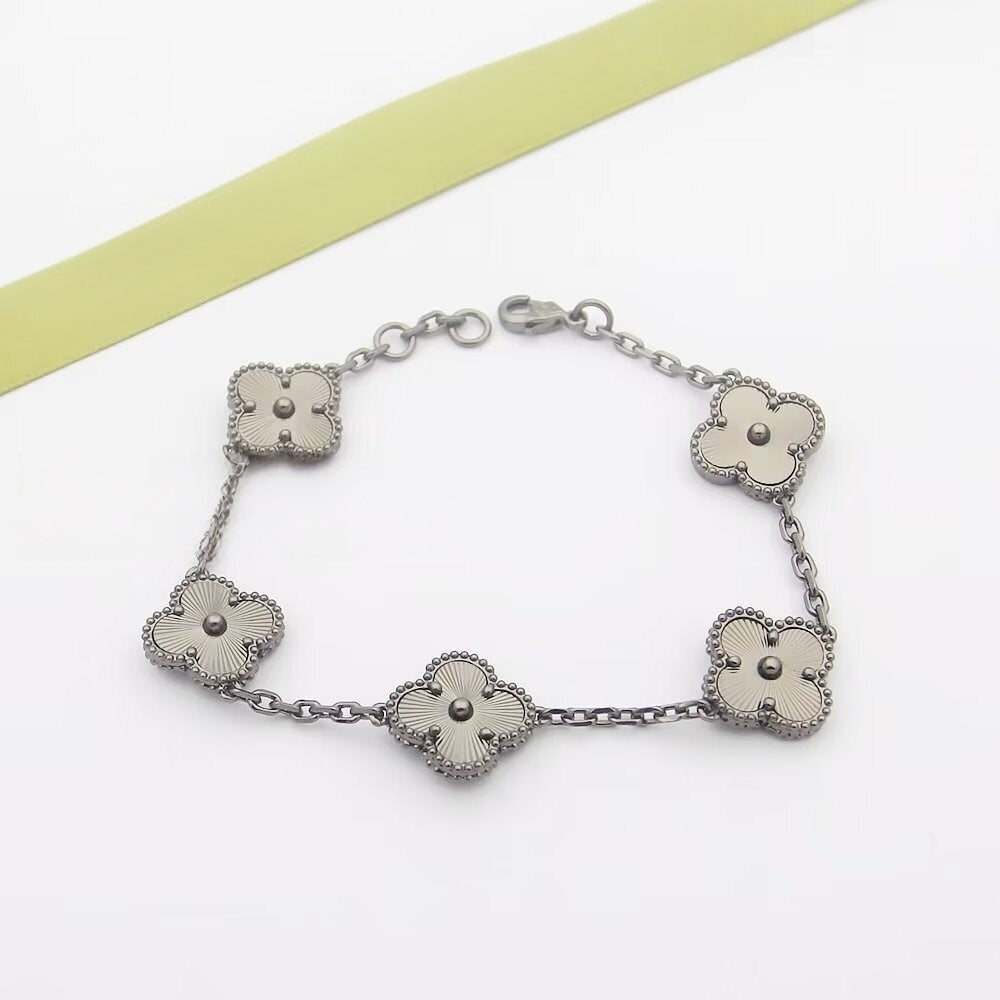 T588-707    Four leaf clover and five flower bracelet, fashionable and versatile   -SS
