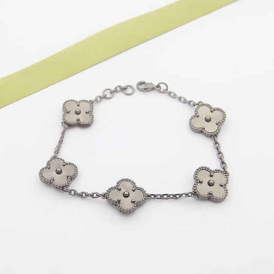 T588-707    Four leaf clover and five flower bracelet, fashionable and versatile   -SS