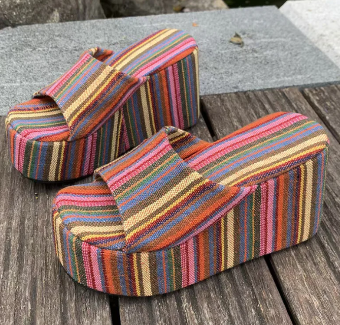 Thick soled slippers are versatile and retro for wearing on the outside   E1121