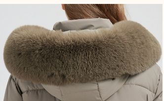 T588-739   Winter women's coat with large fur collar for warmth