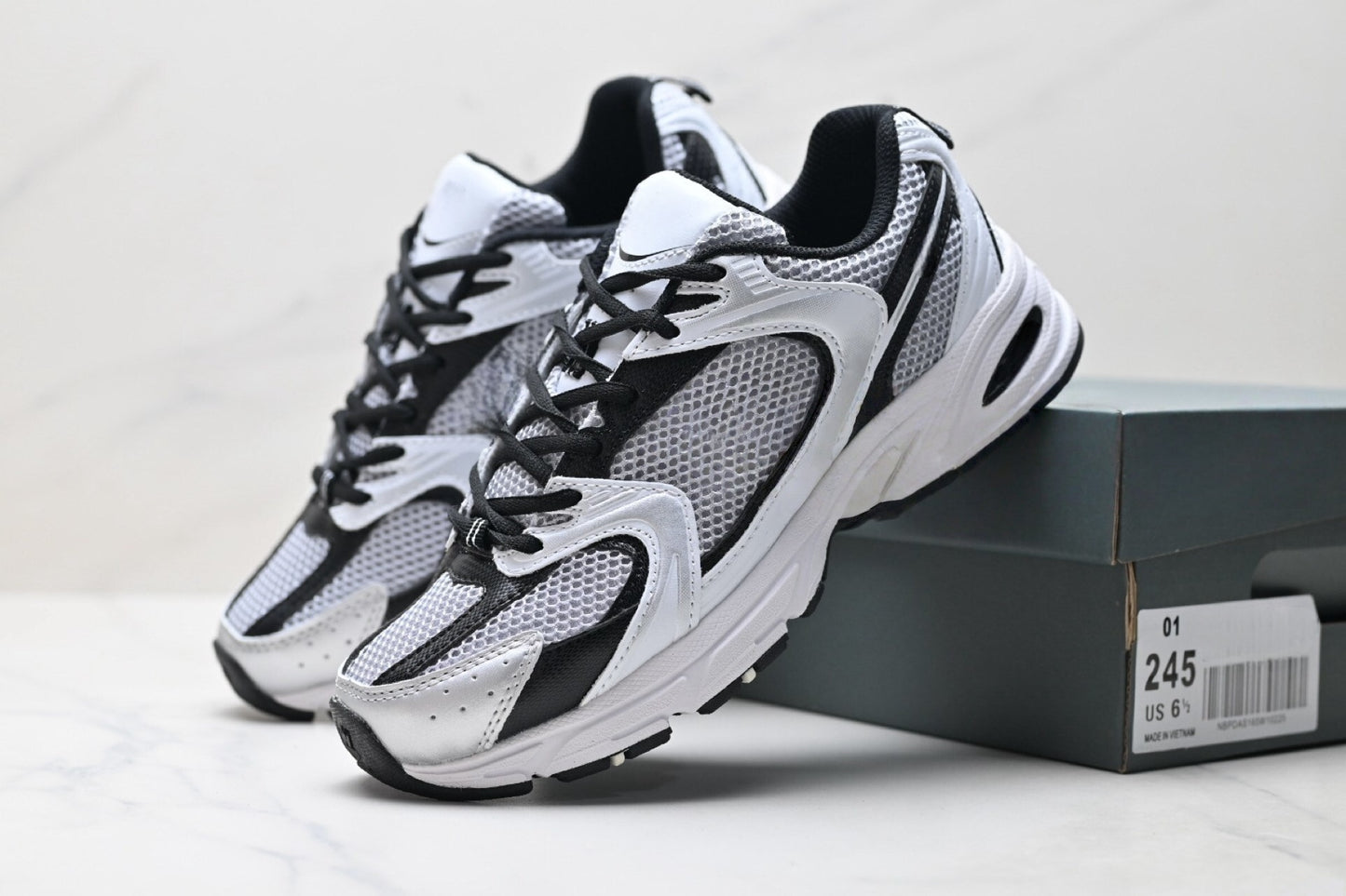 T588-819   Bestselling sneakers