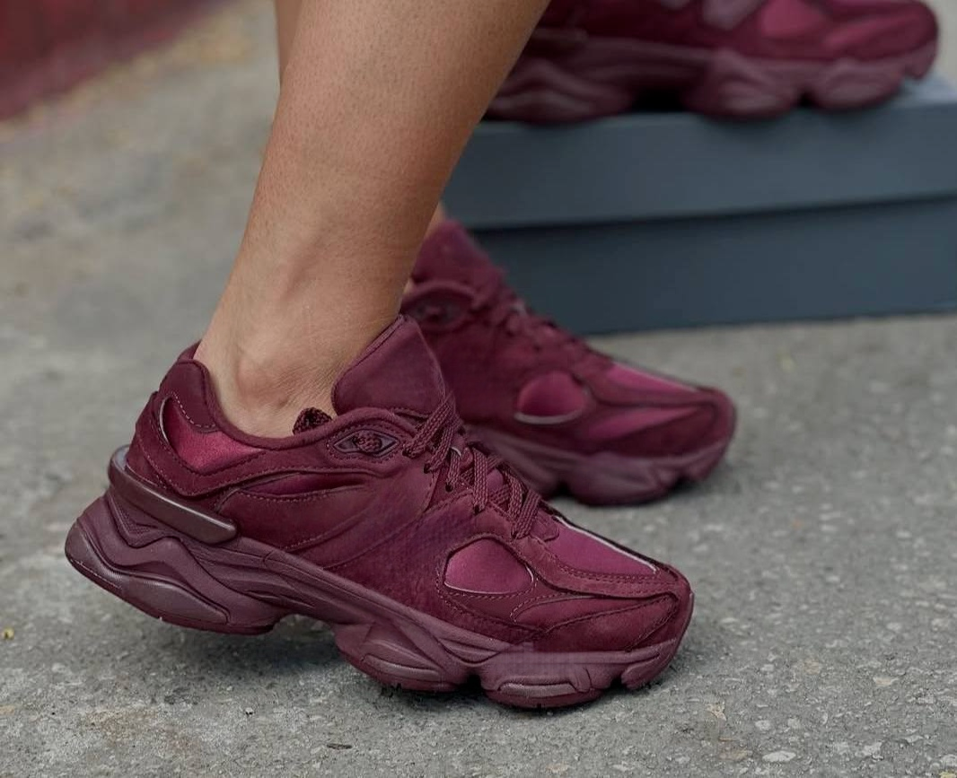 T588-824   Wine red sneakers are comfortable and versatile